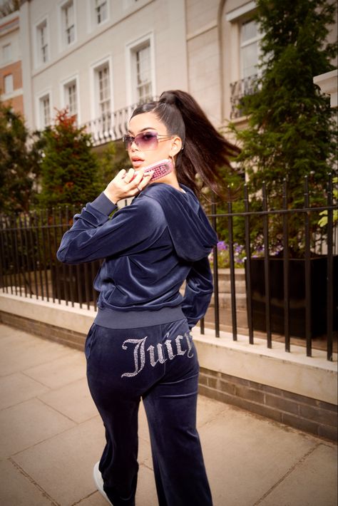 Juicy Y2k Outfit, Dark Blue Juicy Couture Tracksuit, Juicy Couture Tracksuit 2000s, Y2k Tracksuit Outfit, Juicy Couture Track Suit Aesthetic, Juicy Sweatsuit, Juicy Couture Aesthetic, Juicy Culture, Velvet Sweatsuit