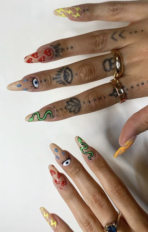 Posca Nail Art, Retro Summer Nails, Surfer Nails, Holiday Nail Ideas, Hippie Nails, Edgy Nails, Holiday Nail, Get Nails, Fire Nails