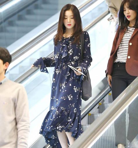 A rare moment when Irene revealed skin in public — Koreaboo Irene Fashion, Irene Bae, Irene Red Velvet, Bae Joohyun, Red Velvet Irene, Airport Fashion, Kpop Fashion, Floral Dress, Top 10