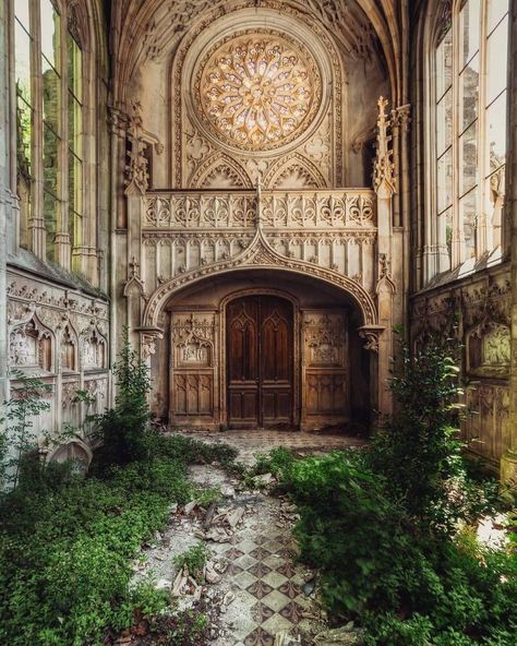 Monastery Aesthetic, Abandoned Chapel, Church Aesthetic, Creepy Houses, Abandoned Church, Castle Aesthetic, Toulouse France, Abandoned Castles, Wallpaper Tumblr