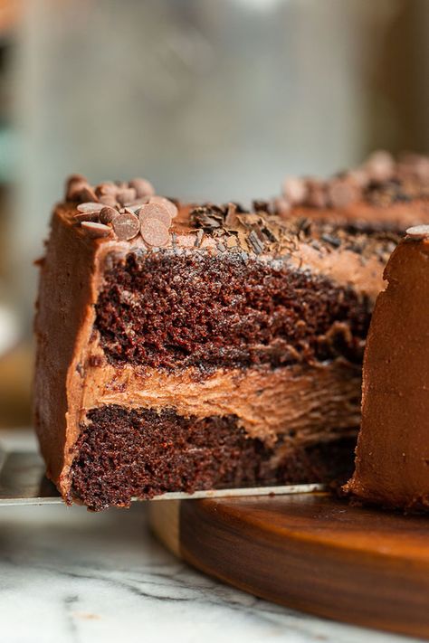 Rich, moist and utterly decadent this easy to make two-layer Gluten Free Vegan Chocolate Cake is sure to impress chocolate lovers everywhere! You don't even need to be a gluten free or vegan eater to enjoy a slice. This recipe is adapted from my regular gluten free chocolate cake. It uses aquafaba instead of regular dairy eggs as a plant based alternative. Gluten Free Chocolate Cake Recipe, Super Moist Chocolate Cake, Perfect Chocolate Cake, Gluten Free Chocolate Cake, Rich Cake, Dairy Free Chocolate Chips, Vegan Chocolate Cake, Chocolate Layer Cake, Birthday Cake Chocolate