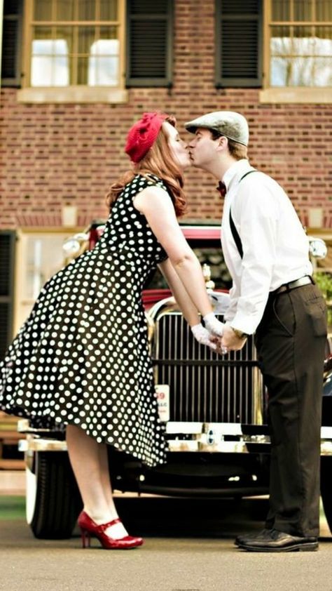 Vintage Couple Photography, Retro Weddings, Retro Engagement Photos, Vintage Inspired Wedding Gown, Vintage Engagement Photos, Rockabilly Wedding, Outfit Retro, 1950s Retro, Vintage Couples