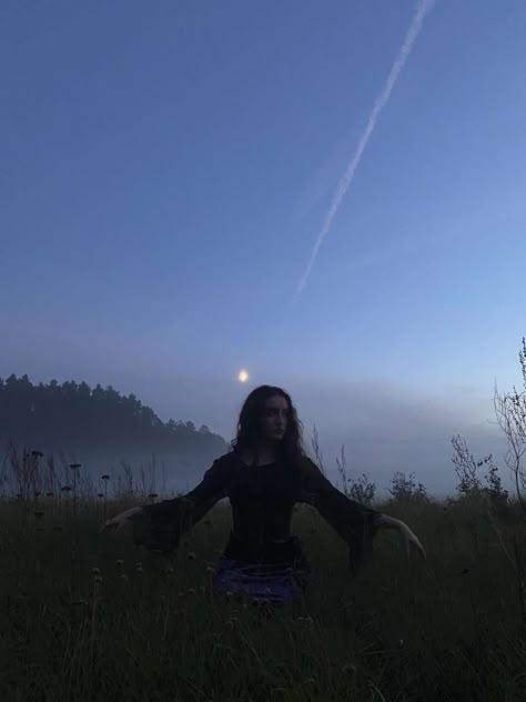 witch,moon,witchcraft,full moon,witch core,photo ideas,photo inspiration,nature,foggy weather,witch photo Witch Woman Aesthetic, Msu Aesthetic, Witchcraft Full Moon, Witch Core Aesthetic, Soft Witch Aesthetic, Sunny Core, Modern Witch Aesthetic, Witchy Photos, Witches Aesthetic