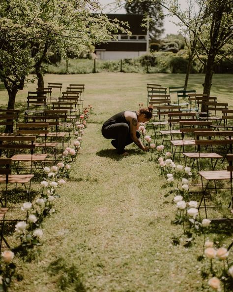 [ALLÉE] . Pour le mariage de @anneletournel_photography et Julian, il était initialement prévu d’avoir des compositions dans l’allée. Mais une fois les chaises mises en place et avec la contrainte des pommiers, l’allée était trop étroite. J’ai donc suggéré à Anne de faire un dégradé de roses initialement prévues pour l’arche. Avec @petite_fleur_nantes, nous avons donc piqué les roses pieds nus dans le jardin de la maman de Anne avant d’aller nous préparer pour la cérémonie ☺️ . Un grand merci... Wedding Puglia, Puglia, Wedding Day, Floral, On Instagram