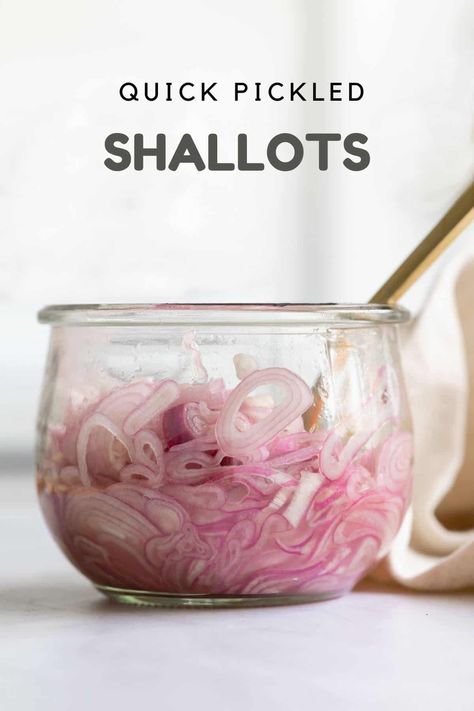 Quick pickled shallots are a delicious way to liven up any dish. In just minutes, these pickled shallots are incredibly easy to prepare. Then, just let the ingredients make their pickling magic! Pickled Scallions, Pickled Shallots Quick, Pickled Shallots Recipes, Quick Pickle, Shallots Recipe, Shallot Recipes, Pickled Shallots, Fermentation Recipes, Vegetarian Side Dishes