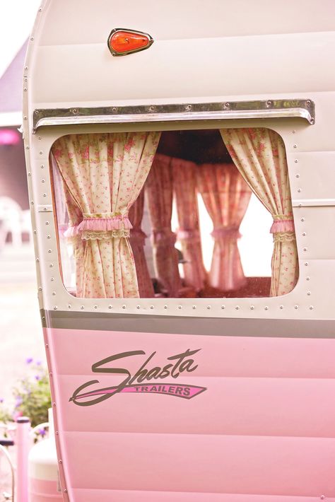 Vintage Camper Jamboree - Joy Ride | Maine Homes by Downeast Pink Vintage Camper, Nail Influencer, Vintage Camper Redo, Trailer Glamping, Pink Camper, Pink Trailer, Caravan Design, Shasta Compact, Maine Homes