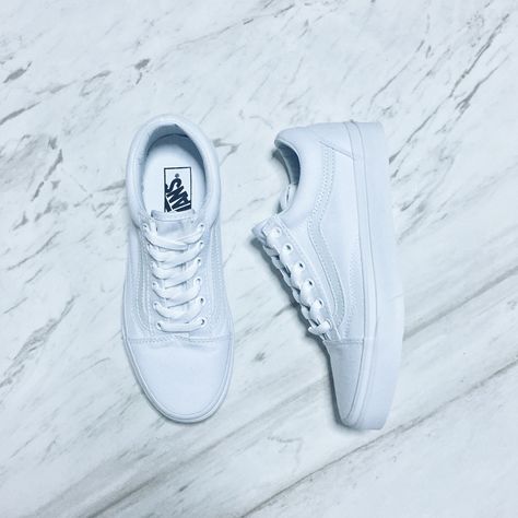 my vans • old skool • all white #vans #oldskool All White Vans, Sneakers Adidas Superstar, Sneakers Outfit Summer, Dress And Sneakers Outfit, Ugg Boots Men, Xmas Wishlist, Classic Wear, Summer Stuff, Sneakers Fashion Outfits