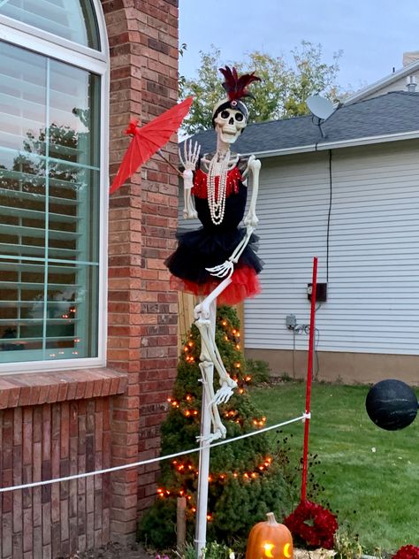 Halloween Carnival Yard Decorations, Halloween Carnevil Ideas, Circus Halloween Party Decorations, Skeleton Clown Halloween Decorations, Spooky Carnival Decorations, Circus Halloween Decorations Outdoor, Clown Theme Halloween Decor, Haunted Circus Decorations Diy, Spooky Carnival Party