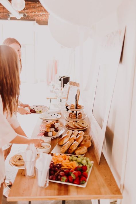 Wedding Morning Ideas Getting Ready, Bridal Suite Breakfast Bar, Bridesmaid Getting Ready Food, Wedding Getting Ready Decorations, Morning Of Wedding Food Bridesmaid, Bridal Brunch Wedding Day, Wedding Morning Of Breakfast, Wedding Morning Mimosa Bar, Bridal Morning Of Wedding Food