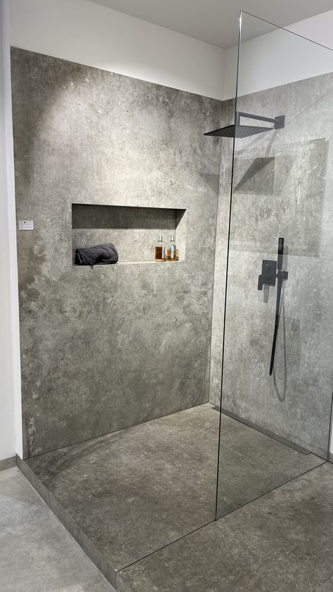 Concrete Bathroom Shower Modern, Cement Washroom, Beton Bathroom Ideas, Concrete Style Bathroom, Industrial Rustic Bathroom, Cement Shower Ideas, Bathroom Cement, Modern Cement Bathroom, Concrete Shower Walls