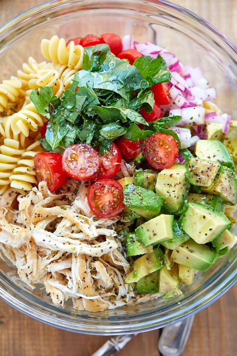 Healthy Chicken Pasta Salad - #chicken #salad #eatwell101 #recipe - Packed with flavor, protein and veggies! This healthy chicken pasta salad is loaded with tomatoes, avocado, and fresh basil. - #recipe by #eatwell101 Healthy Chicken Pasta Salad, Avocado Pasta Salad, Healthy Chicken Pasta, Salad Chicken, Resep Salad, Resep Diet, Chicken Pasta Salad, Best Salad Recipes, Makanan Diet