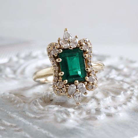 Tippy Taste Jewelry- Classy and Elegant Designs Emerald Jewelry Rings, Cocktail Engagement Ring, Oval Emerald Ring Design, Vintage Engagement Rings Unique 1920s Emerald, Panna Ring, Emerald Ring Design, Royal Engagement Rings, Antique Emerald Ring, Heirloom Ring