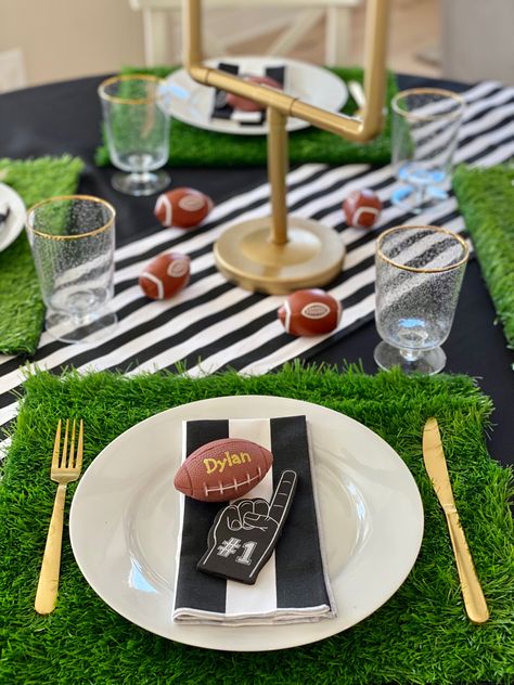 Football table setting faux grass placemat Football Party Table, Football Party Ideas, Football Centerpieces, Rugby Party, Football Banquet, Football Party Foods, Football Party Decorations, Football Table, Football Baby Shower