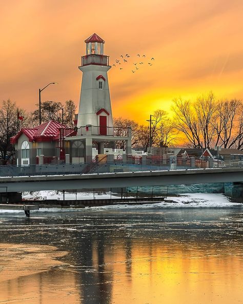 Port Credit, Lighthouse Photos, Late Evening, Lighthouse Pictures, Beautiful Lighthouse, Lake Ontario, Light House, Winter Scene, Ontario Canada