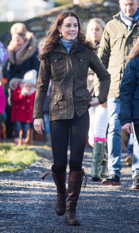 Photos of Kate Middleton, Princess Diana, & More Royals Wearing Barbour Kate Middleton Stil, Barbour Jacket Women, Herzogin Von Cambridge, Barbour Wax Jacket, Prince Charles And Diana, Zara Phillips, Penelope Chilvers, Charles And Diana, Barbour Jacket