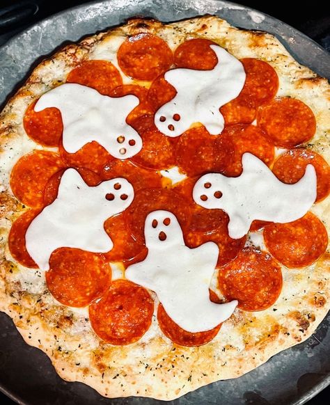 Ghost Host pizza for Haunted Mansion Themed Dinner Halloween Dinner Board, Disney Halloween Party Food, Halloween Theme Recipes, Healthy Halloween Food Dinner, Haunted Mansion Snacks, Halloween Themed Dinner For Kids, Horror Movie Dinner Ideas, Halloween Movie Food, Haunted Mansion Charcuterie Board