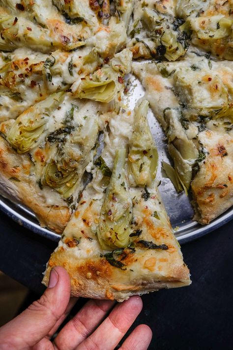 Creamy Artichoke Pizza http://www.shutterbean.com/2017/creamy-artichoke-pizza/ Artichoke Pizza, Gourmet Pizza, Flatbread Pizza, Dinner Appetizers, Idee Pasto Sano, Pizza Bread, Vegetarian Dinner, Good Pizza, A Pizza