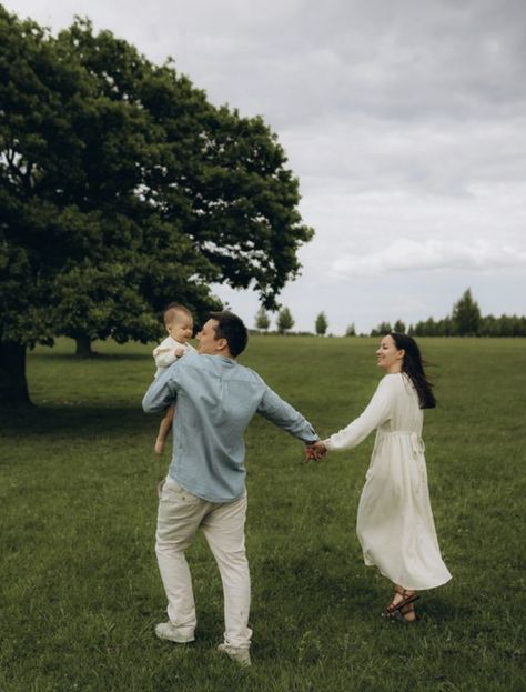 Family Outfits For Photoshoot, Family Photoshoot In Park, Family Candid Photos, Family Nature Photoshoot, Family Park Photoshoot, Outdoor Family Photo Outfits Summer, Poses For Family Of 3, Aesthetic Family Photoshoot, Baby Outdoor Photoshoot