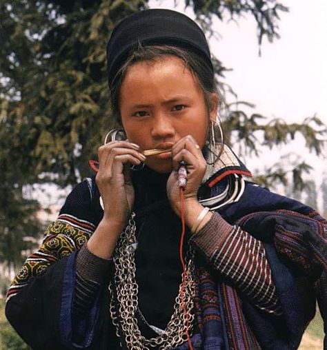 Hmong girl Hmong Shaman, Jaw Harp, Music Making, Industrial Revolution, Nerd Stuff, High Fantasy, Harp, Vietnam, Singing