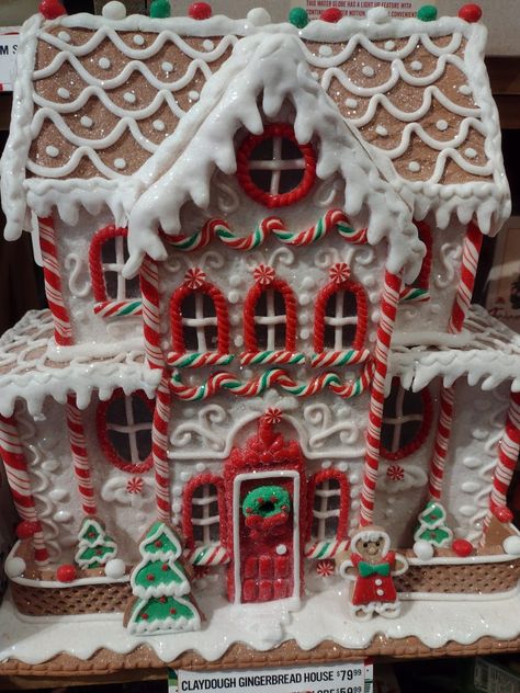 North Pole Gingerbread House, Dollar Tree Dollhouse, Gingerbread Dollhouse, Gingerbread Diy Crafts, Dollhouse Holiday, Christmas Dollhouse, Ginger House, Christmas Tips, Holiday Houses