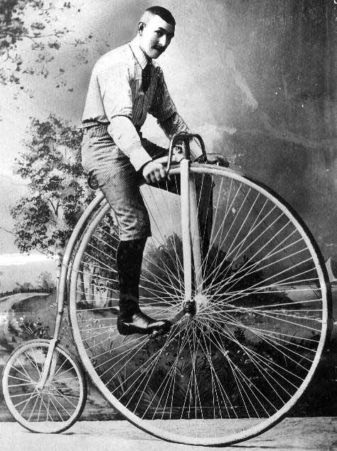 old bicycles | Of the bikes on display were these old school bikes with the big wheel ... Penny Farthing Bicycle, Funny Vintage Photos, Antique Bicycles, Penny Farthing, Old Bicycle, Vintage Cycles, Bike Photography, I Want To Ride My Bicycle, Custom Bike