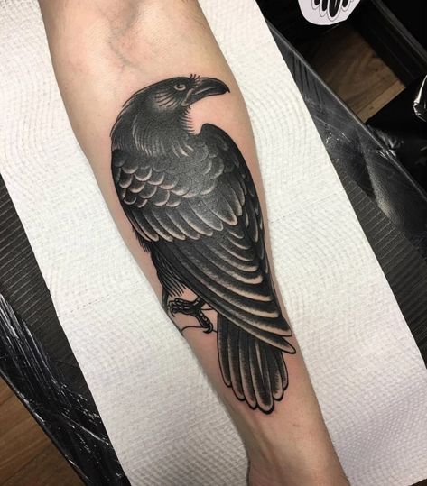 Traditional Crow Tattoo, Crow Tattoo Meaning, Tattoos Gothic, Black Crow Tattoos, Rabe Tattoo, Crow Tattoo Design, Tattoo Black And White, Feminist Tattoo, Vogel Tattoo