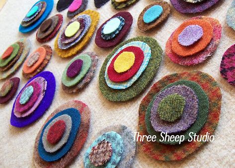 Three Sheep Studio: A Simple Way To Cut Wool Pennies... Wool Pennies, Penny Rug Patterns, Wool Felt Projects, Wool Applique Patterns, Felted Wool Crafts, Wool Quilts, Penny Rug, Wool Embroidery, Felt Embroidery