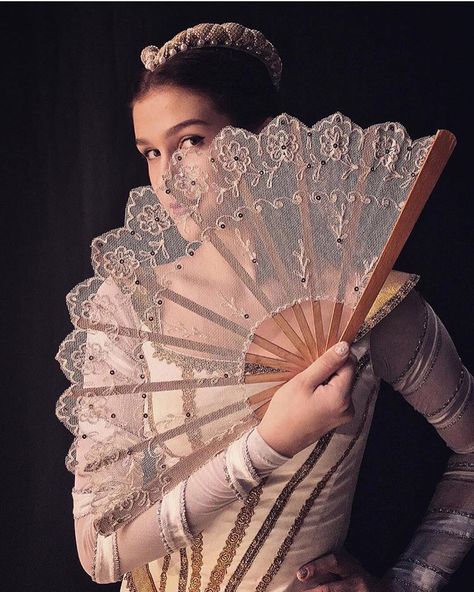 Love this! Hand Fan Photoshoot, Hand Fan Aesthetic, 1900s Aesthetic, Hand Fans Diy, Paper Hand Fans, Fashion Terminology, Fan Tattoo, Party Fans, Antique Fans