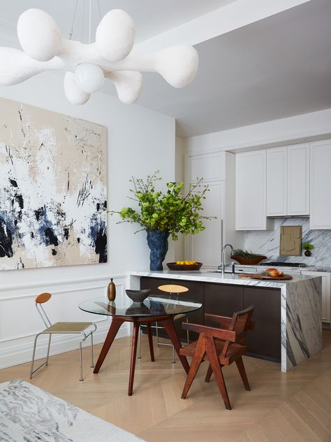 Parisian Dining Room, Small Apartment Dining Room, Small Living Dining, Tiny Dining Rooms, Rustic Kitchen Island, Manhattan Apartment, New York Apartment, Nyc Apartment, Christian Siriano