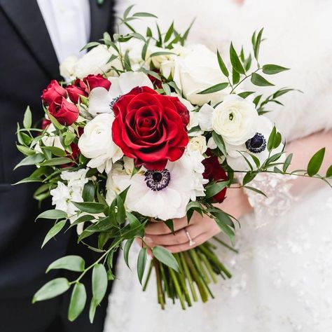 Bouquet Wedding Red And White, Christmas Wedding Bouquets, Anemone Wedding, Christmas Wedding Themes, Anemone Bouquet, White Rose Bouquet, Red Rose Wedding, Red Bouquet Wedding, White Anemone