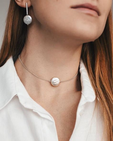 Pearl silver chocker necklace, elegant pearl necklace, simple pearl chocker, elegant pearl necklace Pearl Necklace Simple, Simple Pearl Earrings, Coin Pearl Earrings, Simple Pearl Necklace, Modern Silver Jewelry, Classy Earrings, Silver Choker Necklace, Simple Pearl, White Pearl Earring