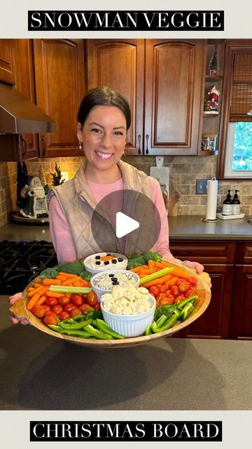 Tara Panasiuk on Instagram: "Snowman Charcuterie Veggie Tray ☃️ Comment “SNOWMAN” for the tray and dishes used here 🖤

We made this last year for a holiday party and it was so well loved amongst the guests! You can set out your favorite veggies and dips, snowman style 🤗🎄 

Hope you enjoy!

#christmasfood #christmasvibes #christmasideas #entertainingathome" Snowman Vegetable Platter, Snowman Vegetable Tray, Snowman Veggie Tray, Snowman Charcuterie, Cheese Snowman, Holiday Party Food Appetizers, Crudités Platter, Veggie Dips, Vegetable Trays