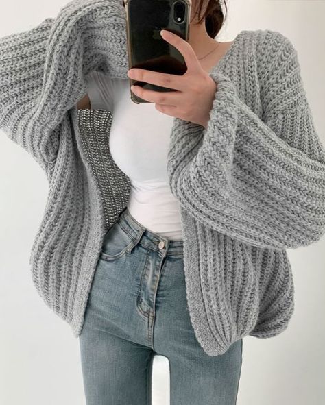 Sweaters pike no others !😻 Korean Fashion Shorts, Streetwear Coat, Fall Streetwear, Pullover Mode, Elegant Sweater, Loose Cardigan, Cardigan Casual, Y2k Sweater, Solid Sweaters