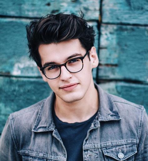 Óculos de grau Blake Steven, Mens Eye Glasses, Rock Hairstyles, Mens Glasses Fashion, Fashion Eye Glasses, Men Photography, Corte De Cabelo Masculino, Stylish Glasses, Portrait Photography Poses