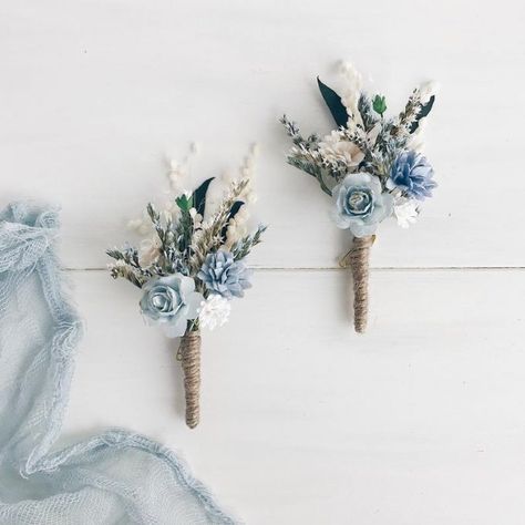 100 Most Creative Ways to Save Money on Your Wedding Boutonniere Blue, Groomsman Boutonniere, Floral Boutonniere, Lilac Wedding Bouquet, Wedding Flower Guide, Fresh Wedding Flowers, Flower Boutonniere, Rustic Boutonniere, Tropical Wedding Flowers