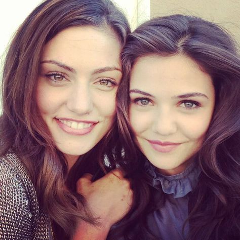 phoebe Tonkin and Danielle campbell Seriously the cutest thing Danielle Campbell The Originals, Dani Campbell, The Originals Tv Show, Davina Claire, The Originals Tv, Danielle Campbell, Phoebe Tonkin, Vampire Diaries The Originals, Nina Dobrev