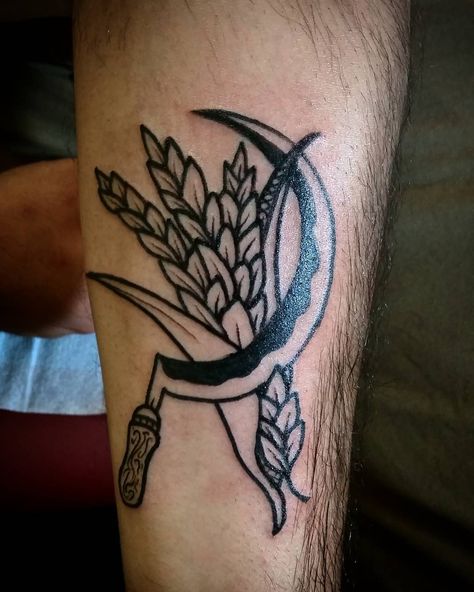 Sorry bout the glare. It be like that sometimes. #sickletattoo #sickle #wheattattoo #leaftattoo #blacktattooart #blackworkers #boldtattoo #boldwillhold #traditionaltattoo #oldschooltattoo #knifetattoo #woodgraintattoo #forearmtattoo #graintattoo #notglutenfree #blacktattooart #blacktattoo #farmertattoo Farmer Tattoo, Wheat Tattoo, Bread And Roses, Knife Tattoo, D Tattoo, Tattoo Transfers, Old School Tattoo, Line Tattoos, Forearm Tattoo