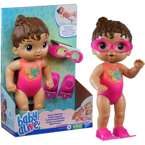 A boneca Baby Alive Sunny Swimmer está pronta para muitas aventuras aquáticas. Esta boneca pra brincar na água é perfeita para meninos e meninas. Vem com óculos e 2 nadadeiras. A boneca articulada de 25 cm vem com uma linda roupa de banho com estampas de criaturas marinhas. É uma boneca divertida feita para brincar na água. Ideal para meninos e meninas a partir dos 3 anos. Estas bonecas aquáticas Baby Alive com acessórios são excelentes presentes de fim de ano ou de aniversário para crianças Sea Creature Design, Backyard Water Fun, Muñeca Baby Alive, Baby Doll Set, Fashionable Baby, Water Time, Baby Alive Dolls, Lego Super Mario, Baby Doll Accessories