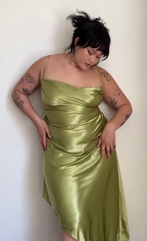 Prom Dress Green, Plus Size Posing, Holloween Nails, Plus Size Party, Plus Size Party Dresses, Foto Poses, Party Gown, Green Prom Dress, Ex Machina