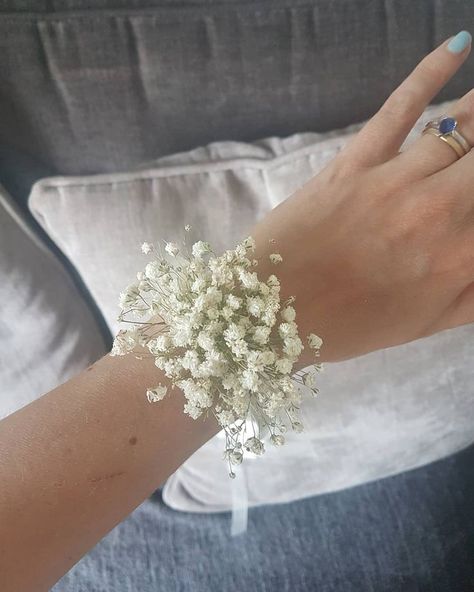 Simple Corsage Prom, Dainty Corsage, Simple Corsage, Wedding Wristlet, Charleston Rice, Barat Dress, Dance Flowers, Prom Flowers Corsage, Bridesmaids Flowers