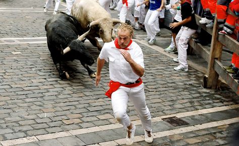 Running from the Bull! Crossfit Memes, Crossfit Humor, Running Of The Bulls, Dangerous Sports, Crossfit Motivation, Bull Run, Close Encounters, Pamplona, Gym Humor