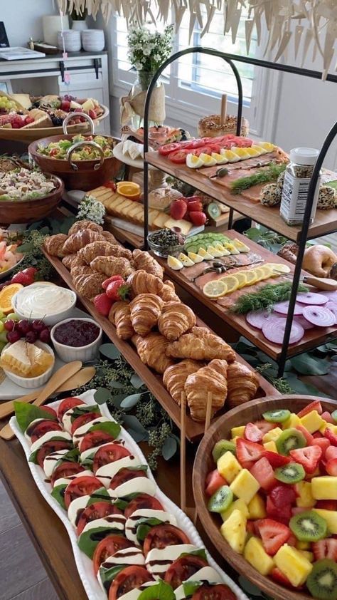 Spring Baby Shower Food, Food Catering Ideas Buffet Tables, Breakfast Table Decor, Brunch Catering, Baby Shower Buffet, Food Salmon, Brunch Table Setting, Breakfast Catering, Buffet Table Decor