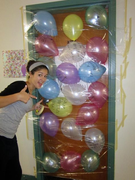 Birthday parties in dorms...that would be a really cute tradition to start College Pranks, Pink Dessert Tables, Birthday Cupcakes Boy, Dorm Party, Birthday Quotes For Her, Birthday Door, Traditions To Start, Friends Diy, Outdoor Wedding Reception