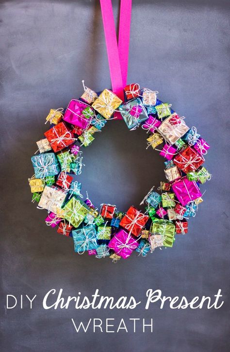 Create this gorgeous Christmas wreath with inexpensive present ornaments from the craft store! Diy Christmas Presents, Gift Wreath, Christmas Wreaths Diy Easy, Deco Nature, Mini Christmas Tree, Christmas Wreaths Diy, Wreath Designs, Diy Christmas Tree, Wreath Crafts