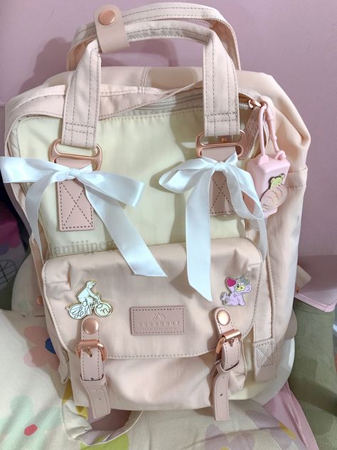 Pretty Backpacks Aesthetic, Doughnut Bag Aesthetic, Kawaii Backpacks For School, Aesthetic Bag For School, Doughnut Backpack Aesthetic, Doughnut Macaroon Bag, Coquette Bag School, Cute Pink School Bag, Cute School Backpack