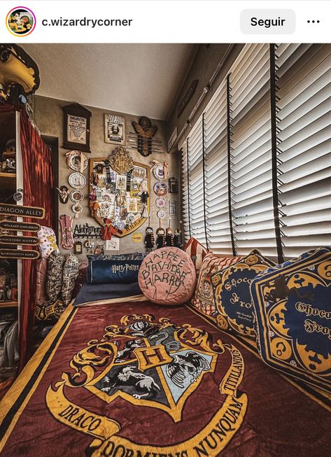 Harry Potter Inspired Bedroom, Harry Potter Rooms, Harry Potter Interior, Hogwarts Interior, Goth Houses, Harry Potter Bedroom, Themed Cafes, Harry Potter Magic, Harry Potter Room