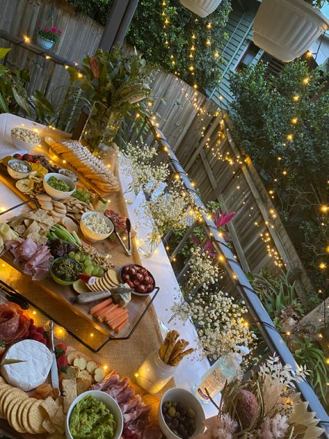 21st Outdoor Party Ideas, 21st Birthday Decorations Backyards, His 21st Birthday Decorations, Home 21st Birthday Party Ideas, Aesthetic Birthday Party Ideas At Home, Classy Dinner Food Ideas, Birthday Decoration Ideas Backyard, Classy Birthday Decorations At Home, Backyard 21st Party Ideas