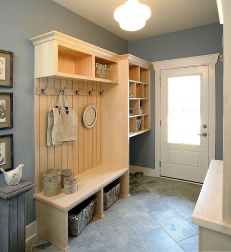 Home Staging Tips to Get your Home Ready for a Quick Sale Small Mudroom Ideas, Mudroom Organization, Dog Room, Mud Room Storage, Custom Home Plans, Home Staging Tips, Mudroom Design, Dog Rooms, Furniture Stores