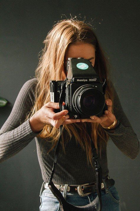 Holding A Camera, Fotocamere Vintage, Girls With Cameras, Photo Gear, Classic Camera, Photography Gear, Female Photographers, Photography Camera, Vintage Cameras