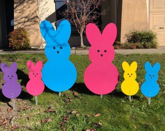 Easter Yard Art, Easter Baby Photos, Peep Bunny, Easter Outdoor, Bunny Family, Candy Signs, Small Front Yard Landscaping, Small Front Yard, Easter Baby